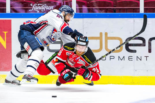 Linköpings Daniel Rahimi trycker till Malmö Redhawks Jens