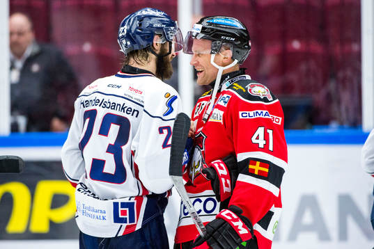 Linköpings Niklas Persson kramar om Malmö Redhawks