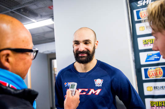 Linköpings Daniel Rahimi blir intervjuad