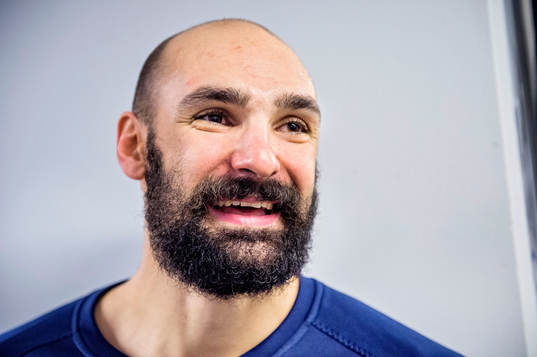 Linköpings Daniel Rahimi ler när han blir intervjuad