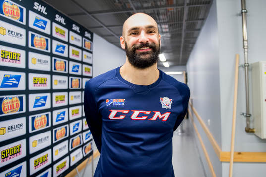 Linköpings Daniel Rahimi ler när han blir intervjuad