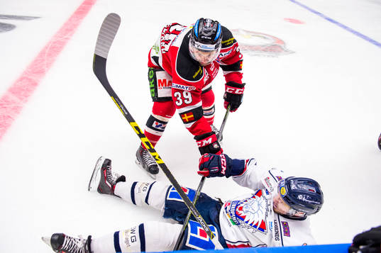 Linköpings Anton Blomberg ligger framför Malmö Redhawks