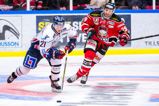 Linköpings Anton Blomberg övervakas av Malmö Redhawks