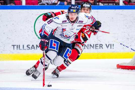 Linköpings Gustav Forsling jagas av Malmö Redhawks