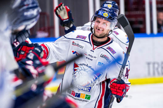 Linköpings Chad Billins jublar med bänken