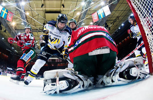 s Lias Andersson med målchans framför Frölundas mål