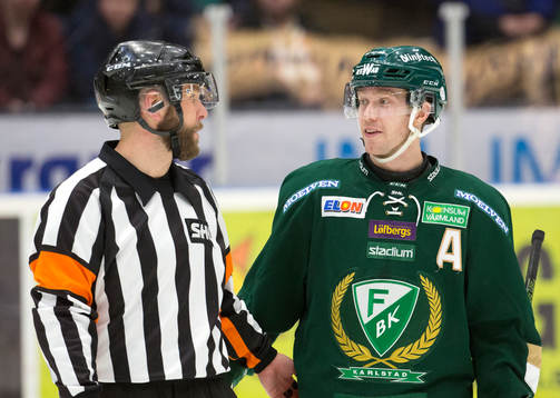 Domare Marcus Linde samlar med Färjestads Linus Persson
