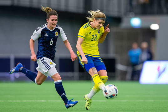 Sveriges Olivia Schough före Skottlands Joanne Love