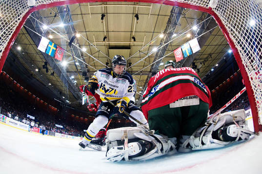 s Lias Andersson med målchans framför Frölundas mål