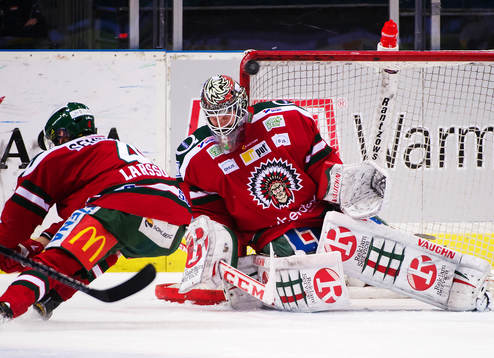 Frölundas målvakt Lars Johansson med en räddning