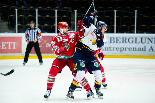 Modos Noah Welch och Djurgårdens Mikko Lehtonen