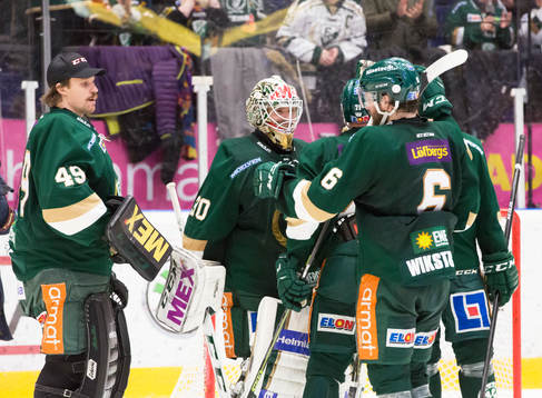 Färjestads spelare jublar och klappar om målvakt Lars