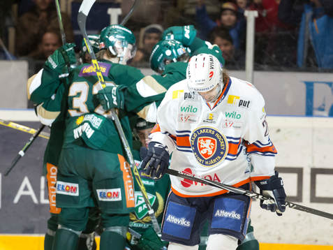 Växjös spelare deppar medan Färjestads spelare jublar