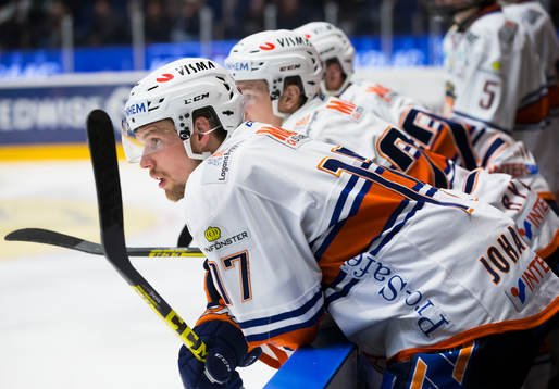 Växjös Alexander Johansson deppar i båset