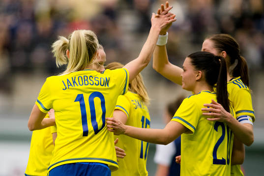 Sveriges Sofia Jakobsson jublar med lagkamraterna
