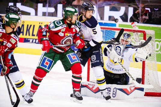 s Adam Almquist ser målvakt Fredrik Pettersson-Wentzel