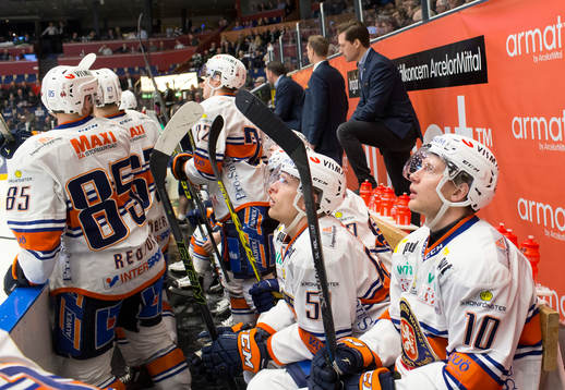Växjös spelare Richard Gynge deppar i båset