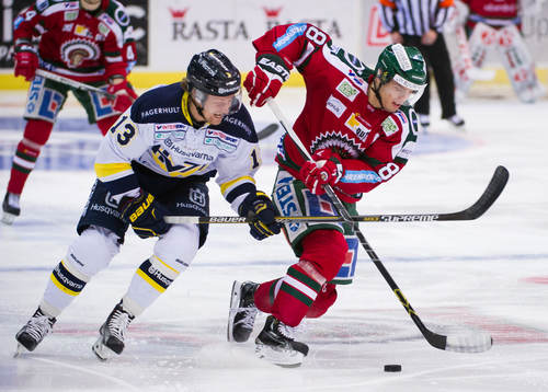s Oscar Sundh i kamp om pucken med Frölundas John Nyberg