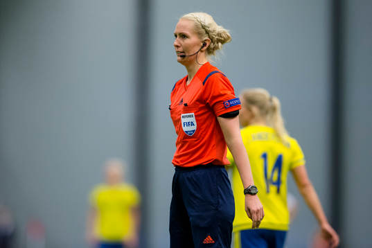 Matchens huvuddomare Lina Lehtovaara