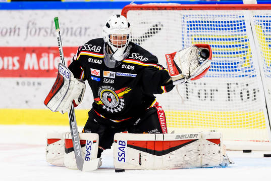 Luleås målvakt Filip Gustafsson på uppvärmning