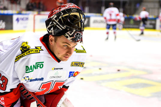 Örebros målvakt Julius Hudacek på uppvärmning
