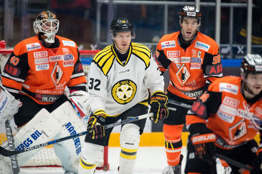 Brynäs Nick Johnson oroar framför Karlskronas mål