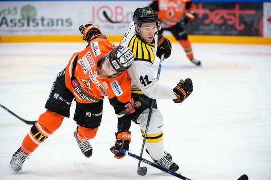 Karlskronas Anton Grundel och Brynäs Greg Scott