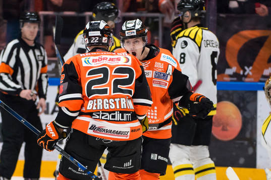 Karlskronas Alexander Bergström jublar med Joel Kellman