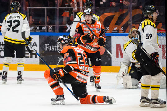 Karlskronas Alexander Bergström jublar
