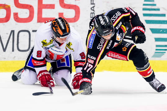 Örebros Joonas Jalvanti och Luleås Bill Sweatt ramlar