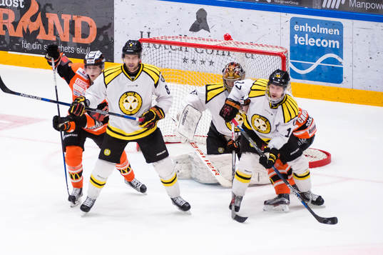 Brynäs Pathrik Westerholm  oroar framför Karlskronas