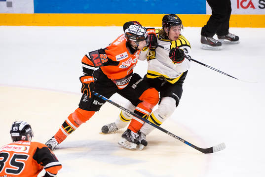 Karlskronas Alexander Bergström trycker väck Brynäs