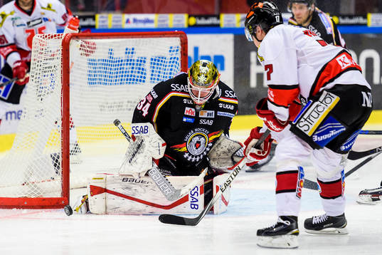 Luleås målvakt Joel Lassinantti räddar ett skott