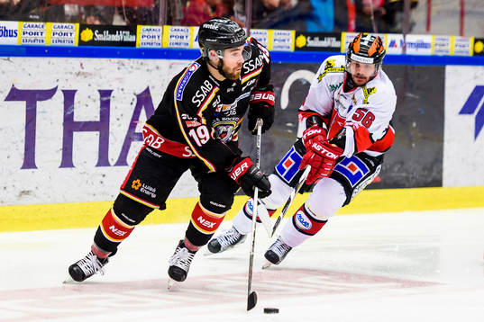 Luleås Jacob Lagacé jagas av Örebros Johan Wiklander