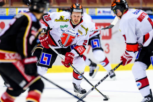 Örebros Marcus Weinstock med pucken
