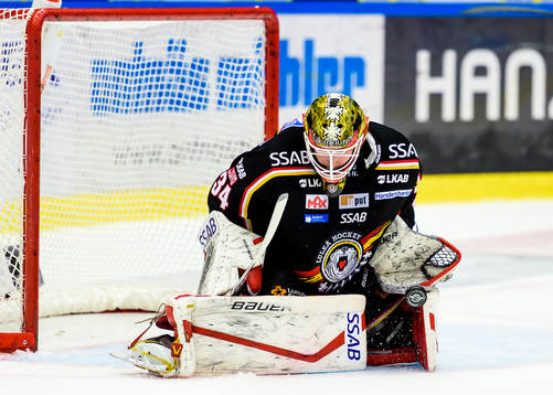 Luleås målvakt Joel Lassinantti räddar ett skott