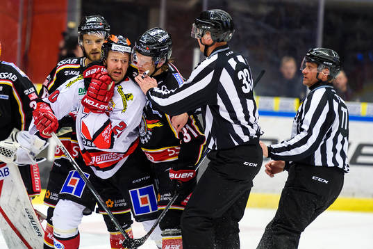 Luleås Jonathan Granström håller om Örebros Marcus