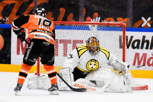 Karlskronas Mattias Guter sätter en straff till 3-2 bakom