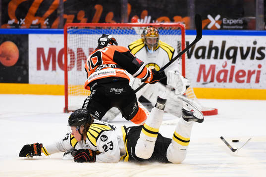 Karlskronas Mattias Guter dras ner av Brynäs Lucas