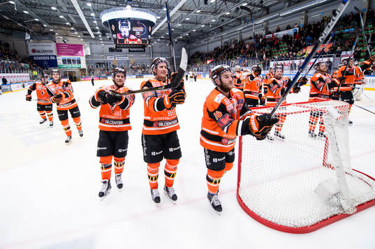 Karlskronas Alexander Bergström jublar mot publiken