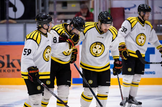 Brynäs Mathias Porseland åker av isen då han fått en