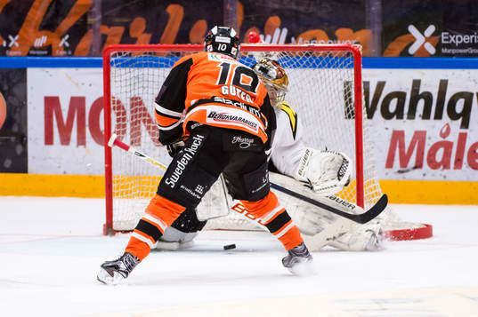 Karlskronas Mattias Guter gör 3-2 på en straff