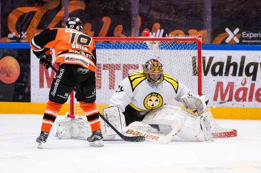 Karlskronas Mattias Guter gör 3-2 på en straff