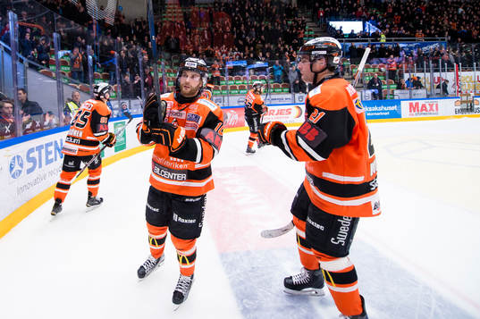 Mattias Guter i Karlskronas lag jublar