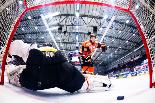 Karlskronas Mattias Guter gör 3-2 på en straff