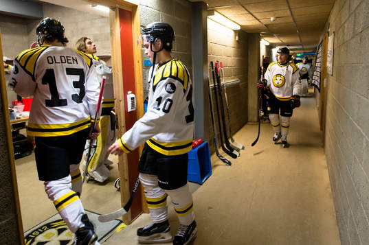 Brynäs Sondre Olden och Mattias Nörstebö deppar på väg