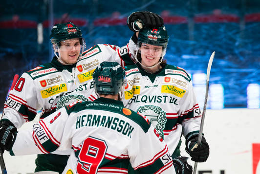 Tingsryds Hannes Johansson gör 1-1 och gratuleras av Adam