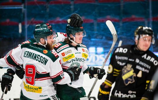 Tingsryds Hannes Johansson (m) gör 1-1 och gratuleras av