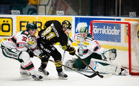 s Malte Strömwall som får på ett skott framför