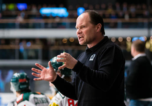 Tränare Larry Pilut reagerar